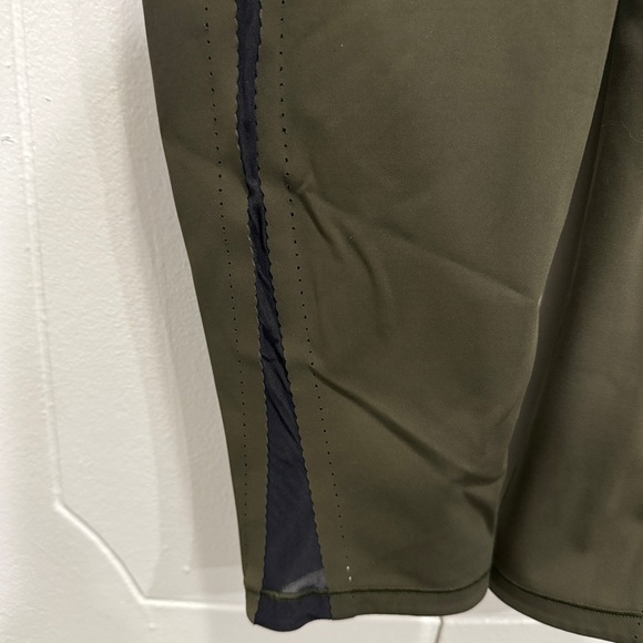 Lululemon Green and Black Smooth Stride Crop - Picture 8 of 16